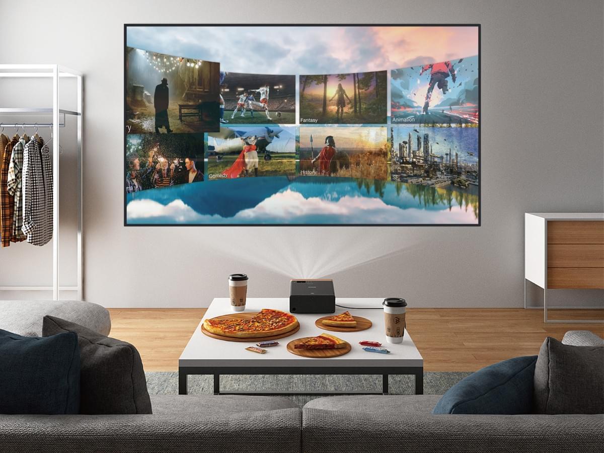 Epson推出EF-100WATV/EF-100BATV自由視移動光屏–Android TV升級版,內建Netflix、YouTube、Google Play Movie等影音串流App可立即觀看。 台灣愛普生/提供 Epson推出EF-100WATV/EF-100BATV自由視移動光屏–Android TV升級版,內建Netflix、YouTube、Google Play Movie等影音串流App可立即觀看。 台灣愛普生/提供