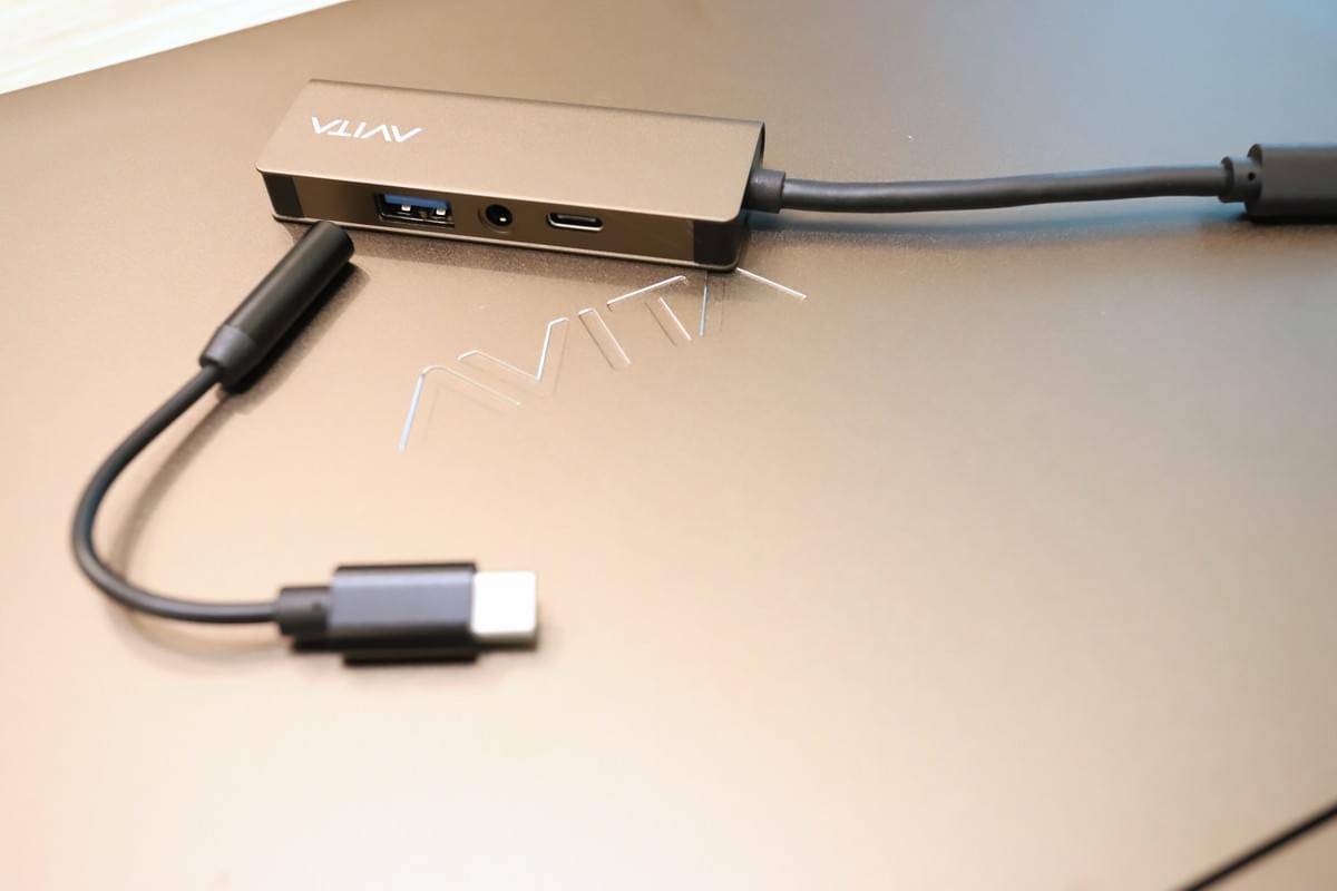 因只有兩組USB 3.0 Type-C,需外接原廠附贈的多功能外接埠才能滿足各項擴充應用。 彭子豪/攝影 因只有兩組USB 3.0 Type-C,需外接原廠附贈的多功能外接埠才能滿足各項擴充應用。 彭子豪/攝影