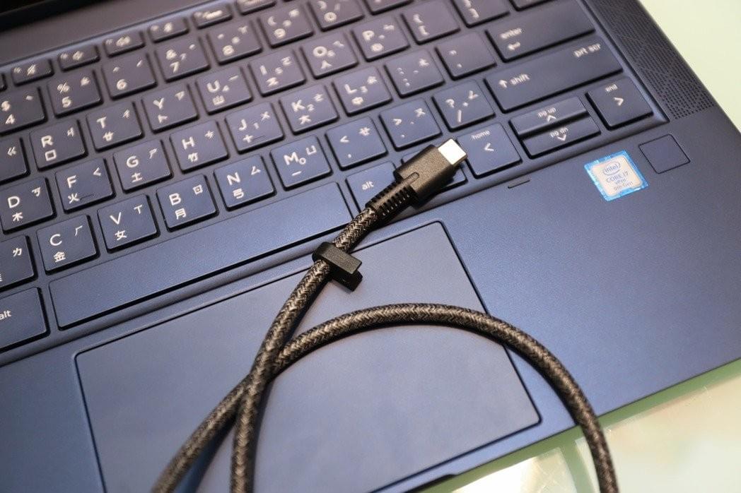 精品細節藏在其中,HP EliteBook Dragonfl的充電線材以類麻繩包覆,時尚味十足。 彭子豪/攝影 精品細節藏在其中,HP EliteBook Dragonfl的充電線材以類麻繩包覆,時尚味十足。 彭子豪/攝影