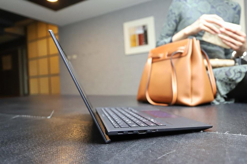 外接介面提供2組Thunderbolt 3 USB-C(具快充支援),Ergolift轉軸可讓鍵盤傾斜,配上全新薄膜鍵盤,長時間打字也不累。 彭子豪/攝影 外接介面提供2組Thunderbolt 3 USB-C(具快充支援),Ergolift轉軸可讓鍵盤傾斜,配上全新薄膜鍵盤,長時間打字也不累。 彭子豪/攝影