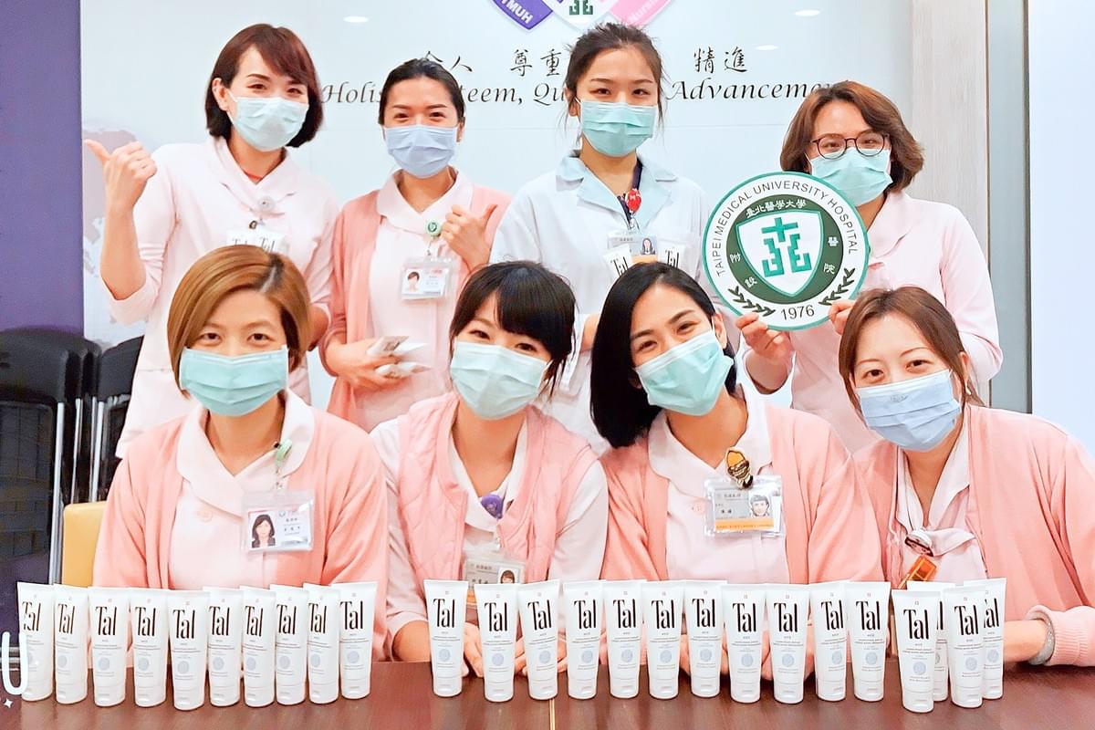 展碁國際推出「愛的傳遞 Tal蒂愛麗一起手護防疫前線」活動,消費者購買一支護手霜即贈一支給醫療機構防疫前線人員活動,圖為台北醫學大學附設醫院受贈合照。 展碁國際/提供 展碁國際推出「愛的傳遞 Tal蒂愛麗一起手護防疫前線」活動,消費者購買一支護手霜即贈一支給醫療機構防疫前線人員活動,圖為台北醫學大學附設醫院受贈合照。 展碁國際/提供