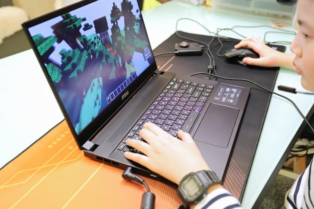 SteelSeries單鍵RGB全彩背光電競鍵盤依舊列為標配。 彭子豪/攝影 SteelSeries單鍵RGB全彩背光電競鍵盤依舊列為標配。 彭子豪/攝影