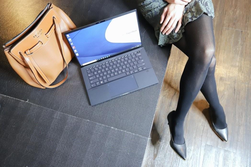 ExpertBook B9450有外觀、有相對好的效能、強固及各項市場之最。 彭子豪/攝影 ExpertBook B9450有外觀、有相對好的效能、強固及各項市場之最。 彭子豪/攝影