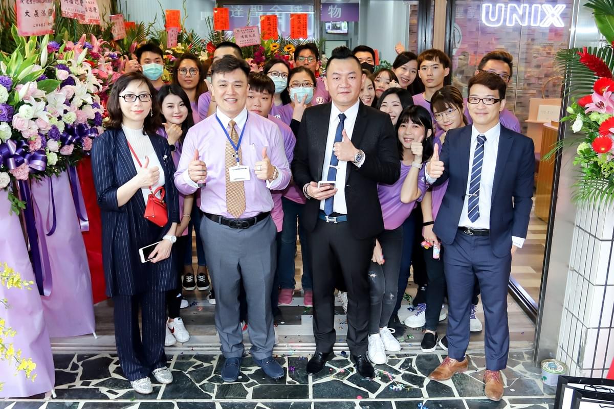 達聖全球網紅新創團隊董事長林高任(左二起)、直播銷售名人龍家俊、聖脈國際董事長巫奉聖今(9)日為達聖全球網紅新創團隊開台給讚。 彭子豪/攝影 達聖全球網紅新創團隊董事長林高任(左二起)、直播銷售名人龍家俊、聖脈國際董事長巫奉聖今(9)日為達聖全球網紅新創團隊開台給讚。 彭子豪/攝影