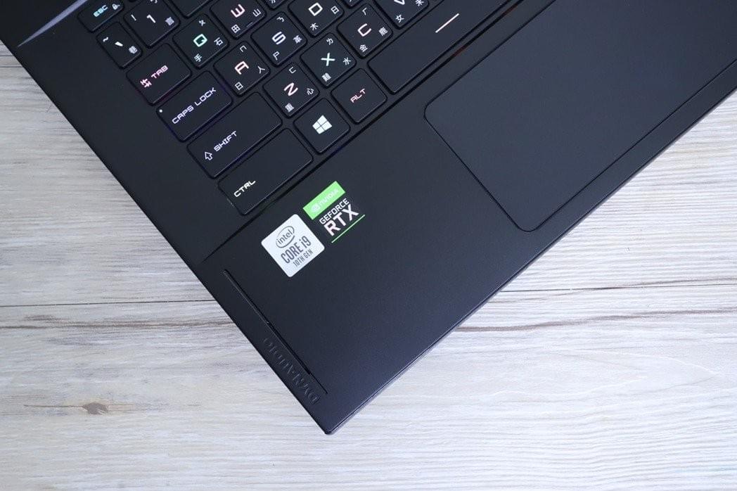 GS66 Stealth採用Dynaudio認證全新GIANT重低音喇叭音箱模組,另於滑鼠板左右兩側配備雙響單體,外觀設計也兼具質感。 彭子豪/攝影 GS66 Stealth採用Dynaudio認證全新GIANT重低音喇叭音箱模組,另於滑鼠板左右兩側配備雙響單體,外觀設計也兼具質感。 彭子豪/攝影