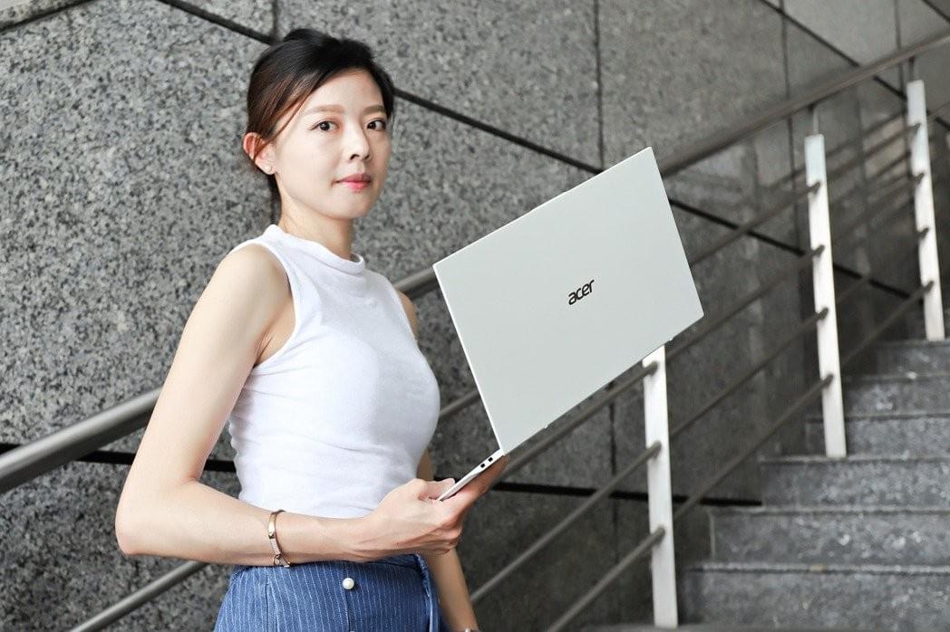 宏碁Swift 7(珍珠白)。 彭子豪/攝影 宏碁Swift 7(珍珠白)。 彭子豪/攝影