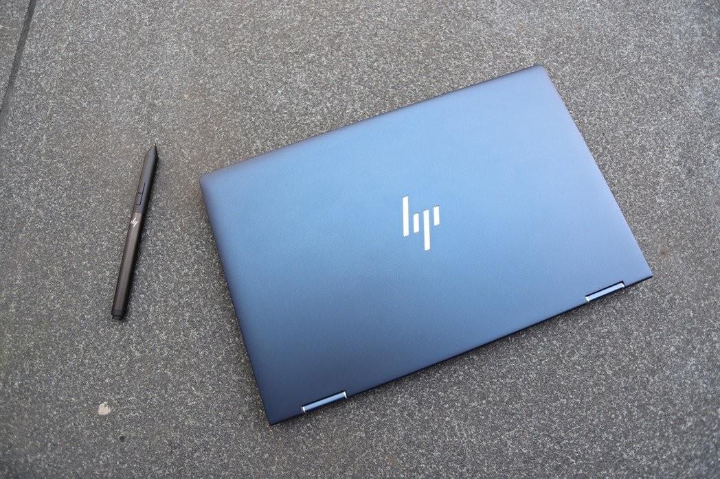 HP EliteBook Dragonfly採梵谷星夜藍用色,線條是惠普慣用的精品設定,更獲19項軍規認證。 HP EliteBook Dragonfly採梵谷星夜藍用色,線條是惠普慣用的精品設定,更獲19項軍規認證。