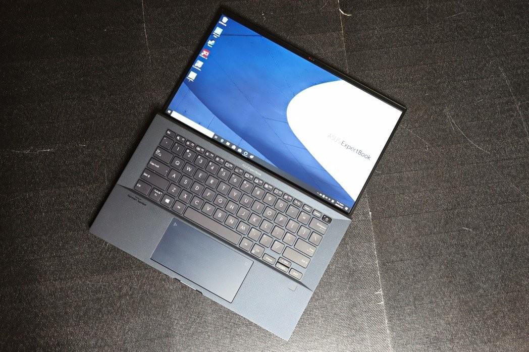 ExpertBook B9450導入獨家螢幕更新技術,桌布置於專屬內建記憶體,不影響處理器效能以達到省電效果。 彭子豪/攝影 ExpertBook B9450導入獨家螢幕更新技術,桌布置於專屬內建記憶體,不影響處理器效能以達到省電效果。 彭子豪/攝影