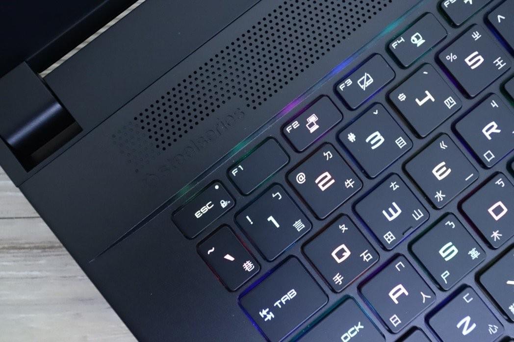 SteelSeries單鍵RGB全彩背光電競鍵盤發光表現相當均衡,無過於刺眼。 彭子豪/攝影 SteelSeries單鍵RGB全彩背光電競鍵盤發光表現相當均衡,無過於刺眼。 彭子豪/攝影