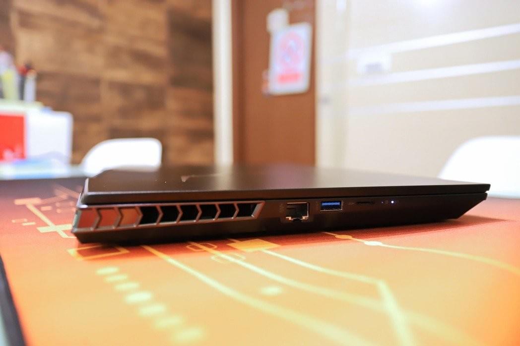 AORUS 15 SA外接埠一次給足,有3組USB3.1 Type-A Gen1(支援USB充電x1)、USB3.1 Type-C Gen2(支援DP 1.3)、mini DP 1.3、HDMI 2.0及mircoSD讀卡機。 AORUS 15 SA外接埠一次給足,有3組USB3.1 Type-A Gen1(支援USB充電x1)、USB3.1 Type-C Gen2(支援DP 1.3)、mini DP 1.3、HDMI 2.0及mircoSD讀卡機。