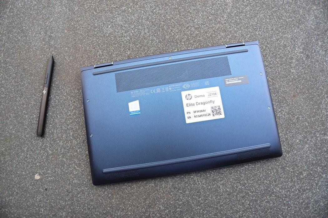 HP EliteBook Dragonfly底部及散熱系統。 彭子豪/攝影 HP EliteBook Dragonfly底部及散熱系統。 彭子豪/攝影