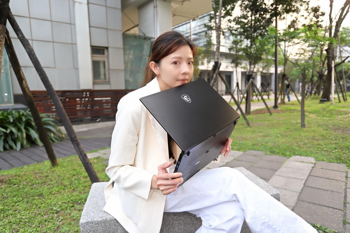 微星Modern 15規格採15.6吋設定,重量1.6公斤,厚度僅15.9mm。 彭子豪/攝影 微星Modern 15規格採15.6吋設定,重量1.6公斤,厚度僅15.9mm。 彭子豪/攝影