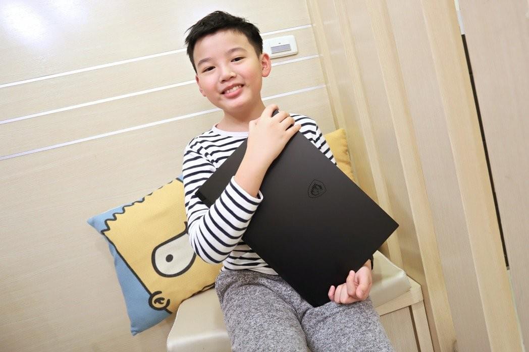 GS66 Stealth讓筆電小犬愛不釋手。 彭子豪/攝影 GS66 Stealth讓筆電小犬愛不釋手。 彭子豪/攝影