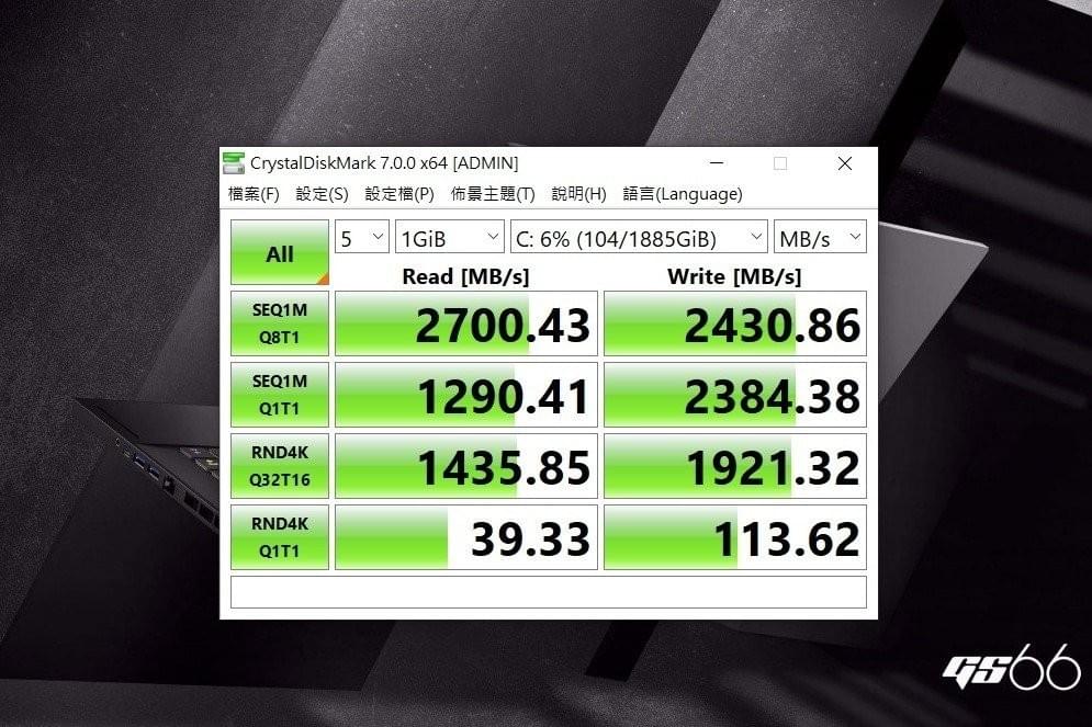硬碟採用三星的2TB M.2 SSD ,讀取表現不俗。 彭子豪/攝影 硬碟採用三星的2TB M.2 SSD ,讀取表現不俗。 彭子豪/攝影