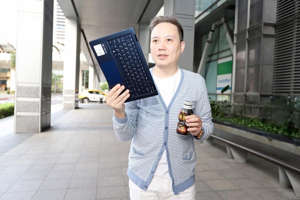 螢幕可翻轉360度,配上約1.12公斤的重量,能滿足各項商務情境。彭子豪/攝影 螢幕可翻轉360度,配上約1.12公斤的重量,能滿足各項商務情境。彭子豪/攝影