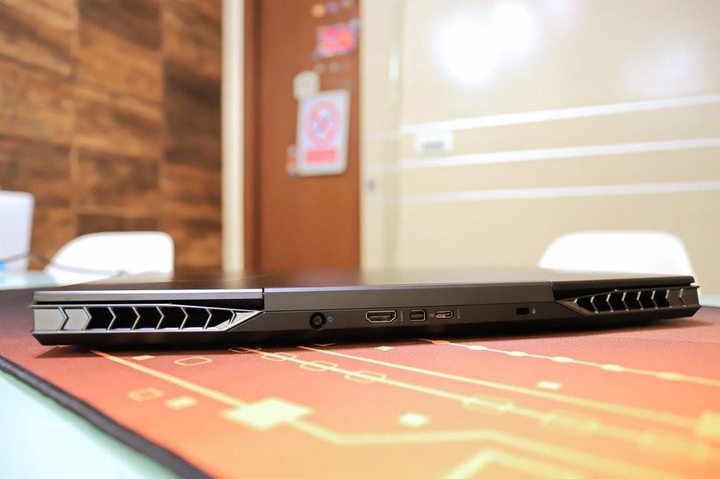 AORUS 15 SA於的電源插座再到HDMI埠等置於後方,使用上相當便利。 彭子豪/攝影 AORUS 15 SA於的電源插座再到HDMI埠等置於後方,使用上相當便利。 彭子豪/攝影