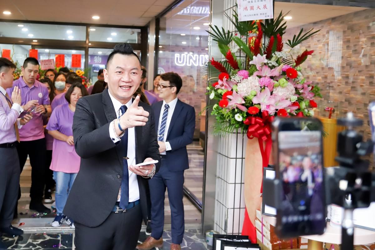 直播銷售名人龍家俊魅力十足,開台不到5分鐘,上線人數即破200人次,不到4小時即累積3.3萬人次觀賞。 彭子豪/攝影 直播銷售名人龍家俊魅力十足,開台不到5分鐘,上線人數即破200人次,不到4小時即累積3.3萬人次觀賞。 彭子豪/攝影
