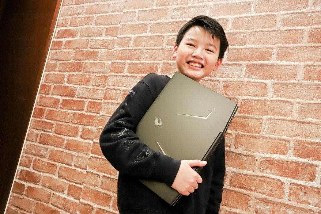 AORUS 15 SA是一台進可攻、退可守的中堅好機。 彭子豪/攝影 AORUS 15 SA是一台進可攻、退可守的中堅好機。 彭子豪/攝影