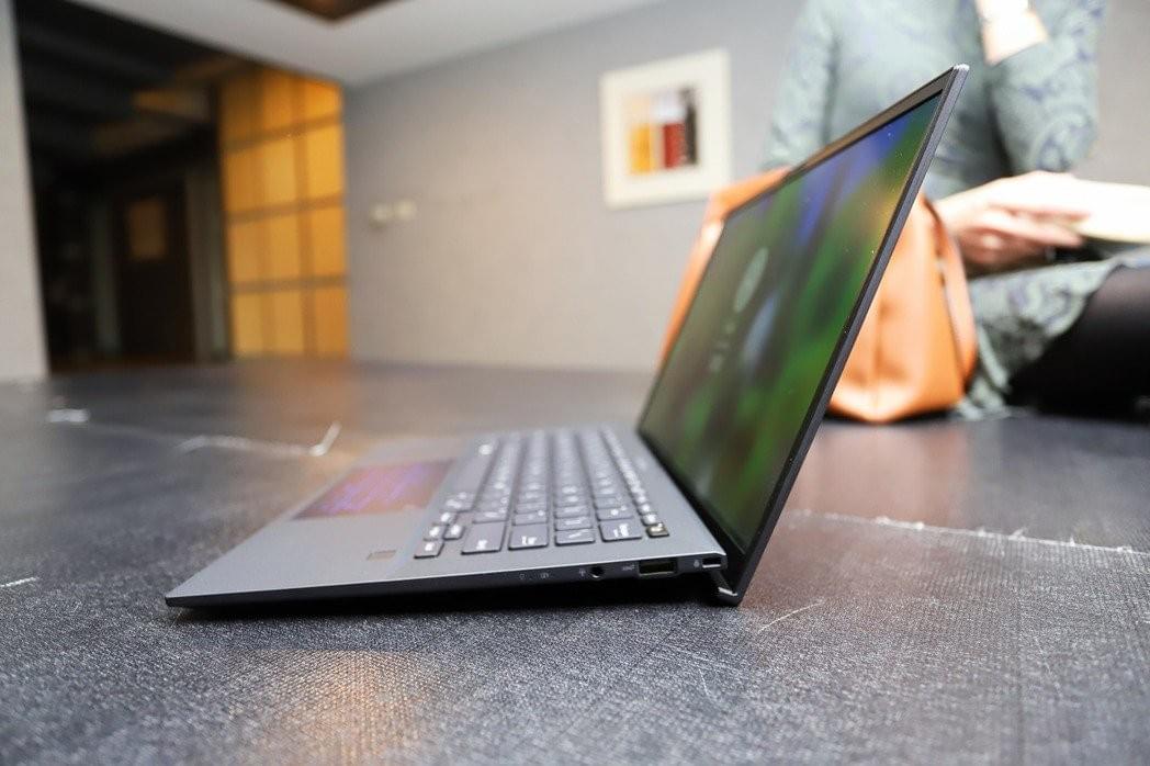 ExpertBook B9450右側。 彭子豪/攝影 ExpertBook B9450右側。 彭子豪/攝影