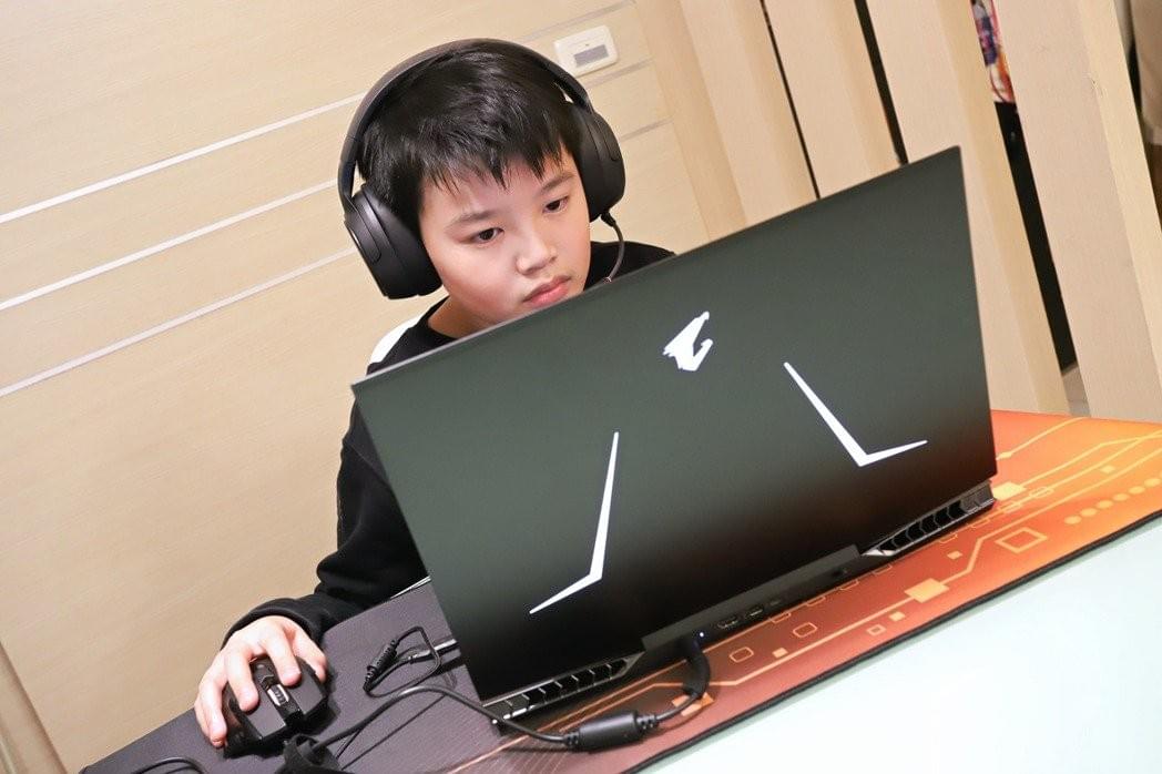 AORUS 15 SA於A件採雙L背光LED燈及會發出信仰光源的AORUS飛隼老鷹圖騰。 AORUS 15 SA於A件採雙L背光LED燈及會發出信仰光源的AORUS飛隼老鷹圖騰。