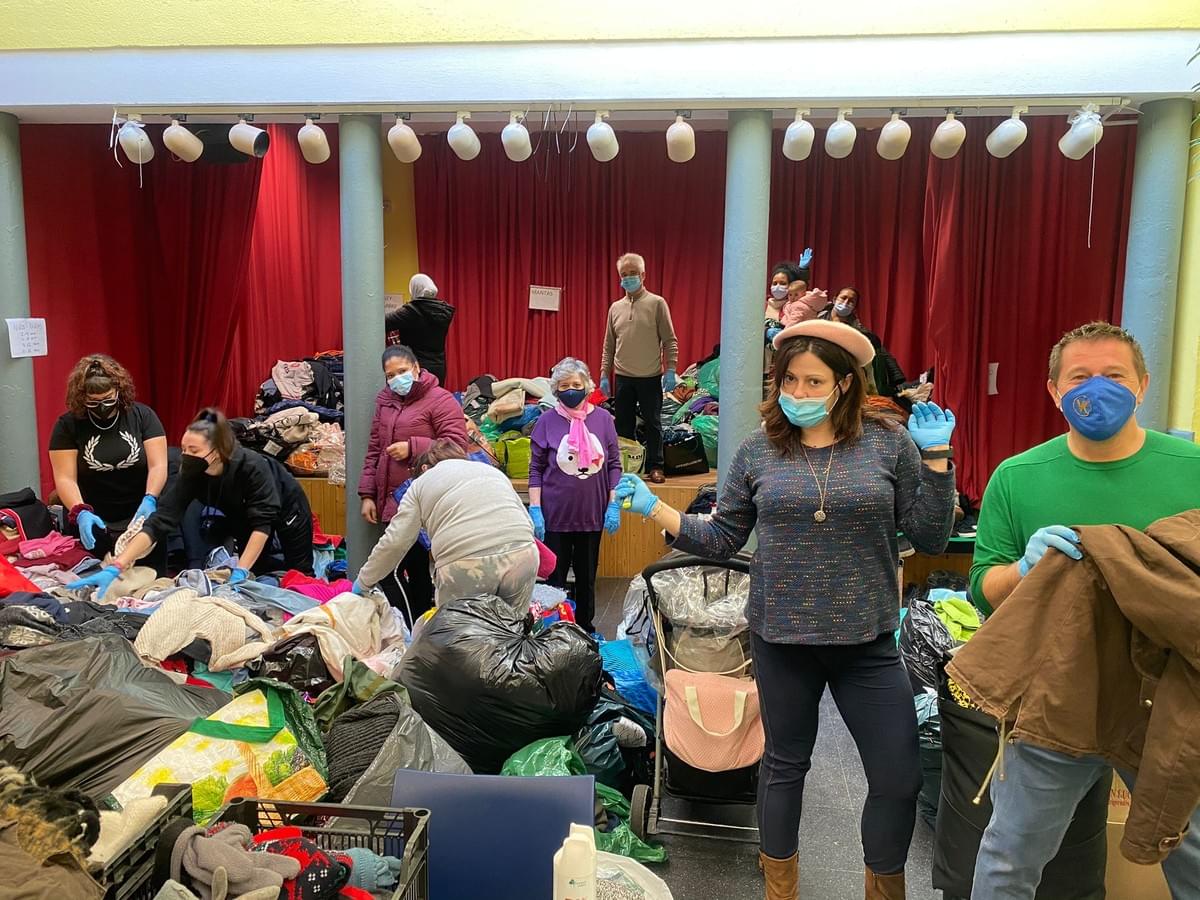 Voluntarios de La Tribu con las donaciones Voluntarios de La Tribu con las donaciones