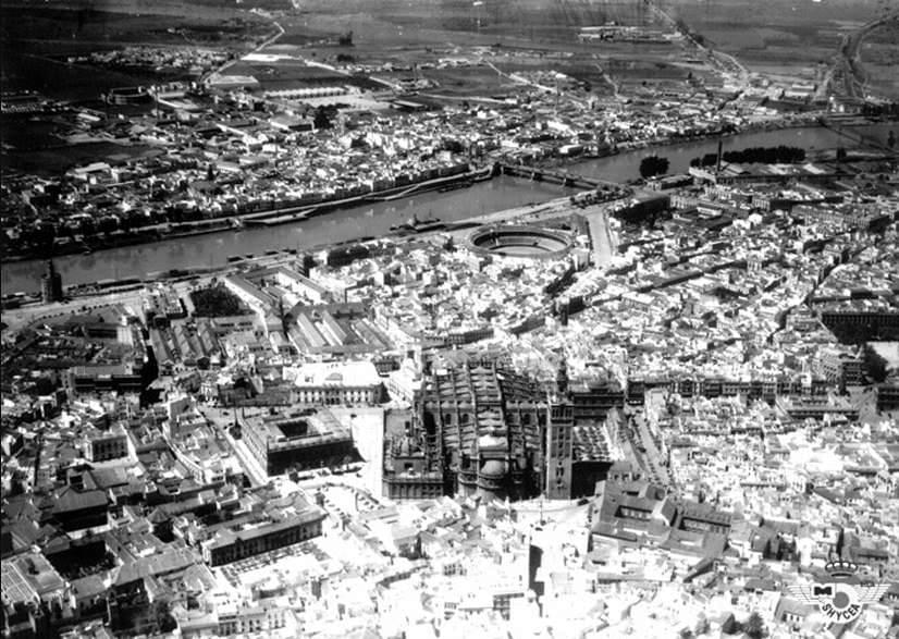 Vista aérea del casco histórico de Sevilla y Triana - año 1936 (Sevilla Insólita) Vista aérea del casco histórico de Sevilla y Triana - año 1936 (Sevilla Insólita)