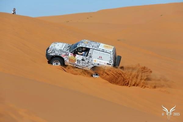Le cap et la vision aident à dépasser les difficultés, comme ici dans les dunes du désert Marocain en plein Rallye AIcha des Gazelles Le cap et la vision aident à dépasser les difficultés, comme ici dans les dunes du désert Marocain en plein Rallye AIcha des Gazelles