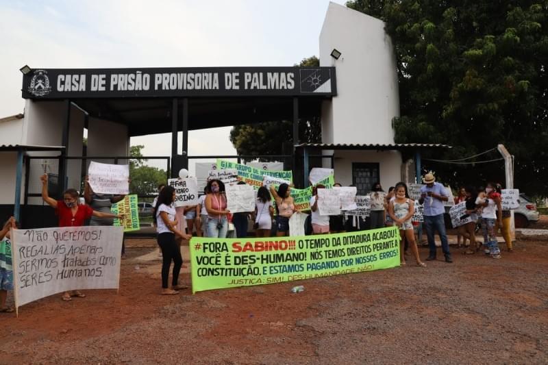 Familiares de pessoas presas protestam em frente à Casa de Prisão Provisória de Palmas. Familiares de pessoas presas protestam em frente à Casa de Prisão Provisória de Palmas.