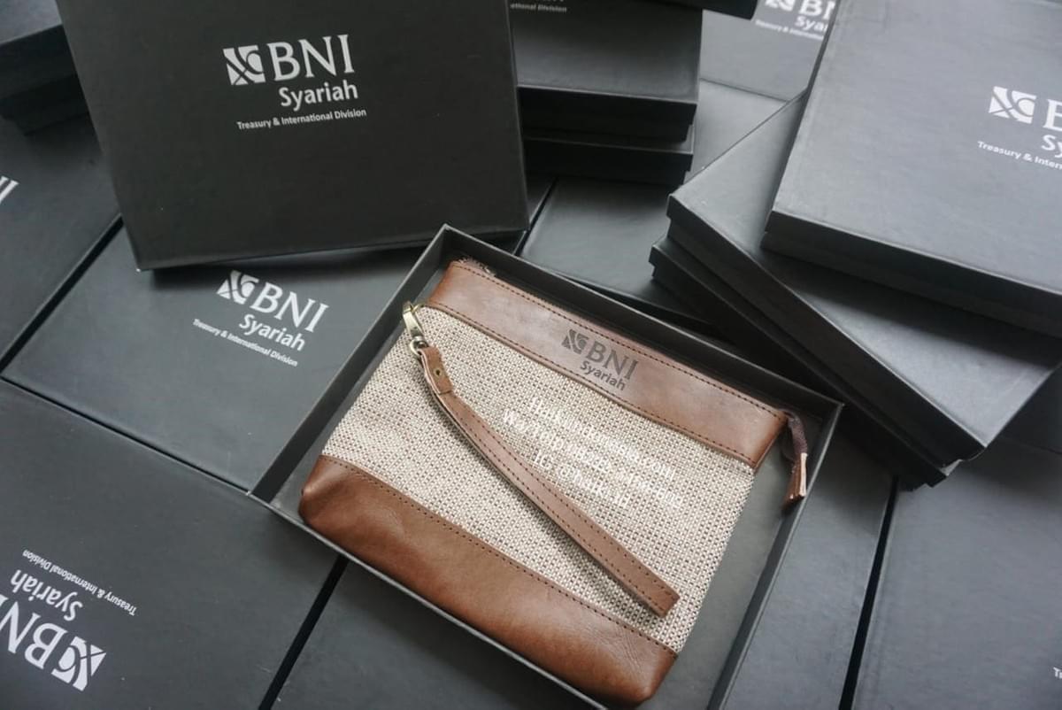 souvenir perusahaan clutch menarik souvenir perusahaan clutch menarik