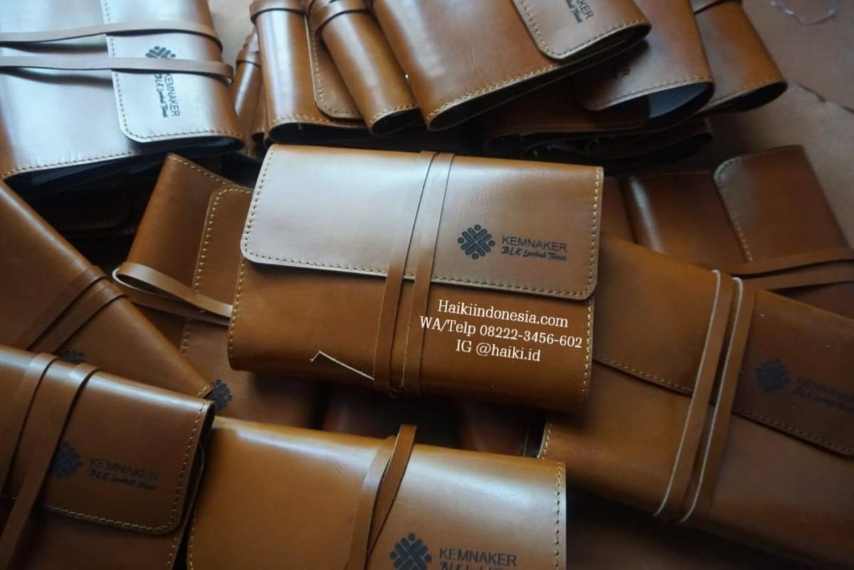 pouch kulit asli untuk hadiah souvenir perusahaan pouch kulit asli untuk hadiah souvenir perusahaan