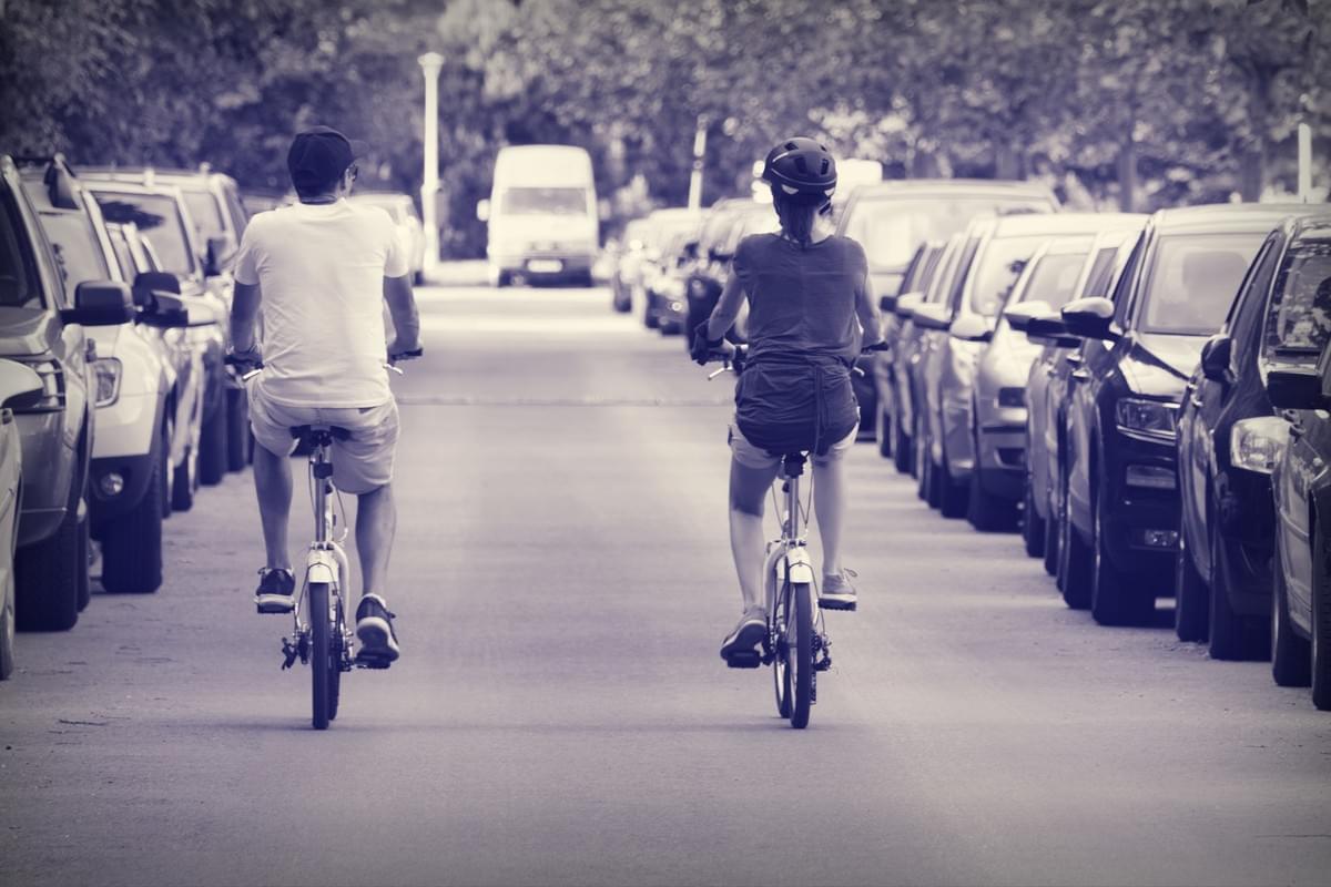 車道で走る自転車、安全走行のため、定期点検を行いましょう 車道で走る自転車、安全走行のため、定期点検を行いましょう
