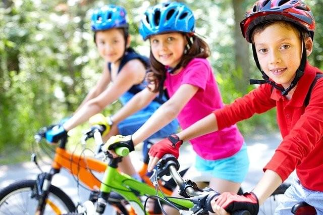 自転車安全走行のため、ヘルメットを被りましょう 自転車安全走行のため、ヘルメットを被りましょう