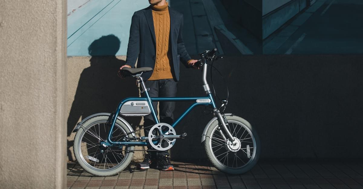 カジュアルな服装で電動アシスト自転車COOZYを乗る カジュアルな服装で電動アシスト自転車COOZYを乗る