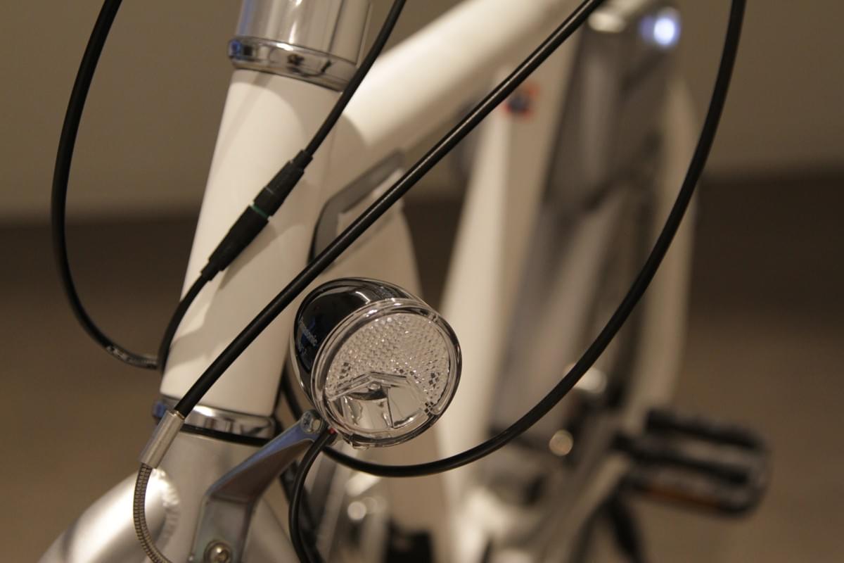 電動アシスト自転車、ライト標準装備 電動アシスト自転車、ライト標準装備