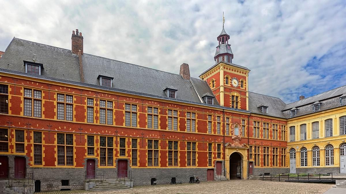 cour intérieure de l'Hospice Comtesse cour intérieure de l'Hospice Comtesse