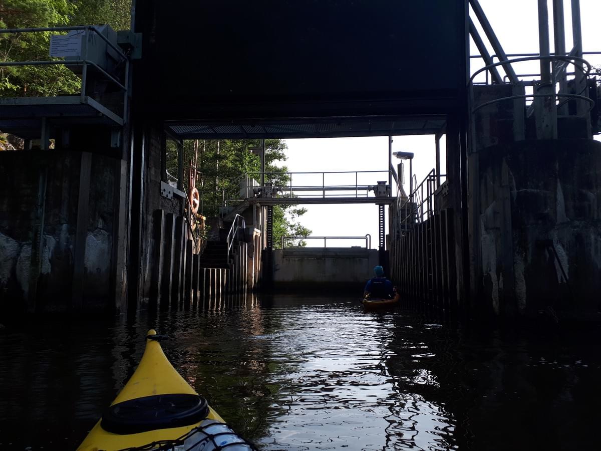 Slussen på Sjudeå å. När man drar i ett snöre öppnad porten och sen är det bara att paddla in. Mäktigt. Slussen på Sjudeå å. När man drar i ett snöre öppnad porten och sen är det bara att paddla in. Mäktigt.