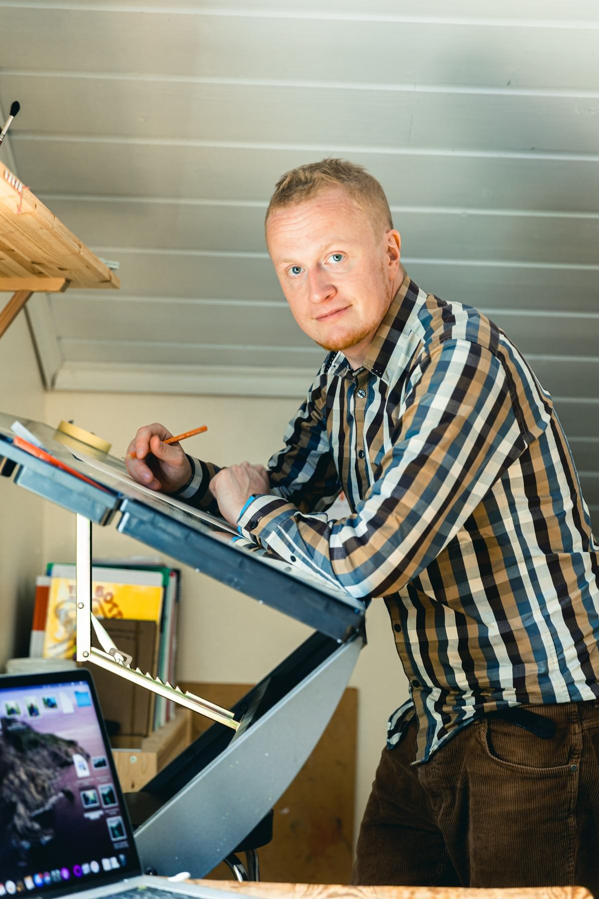 Jag står vid mitt ritbord. Jag står vid mitt ritbord.