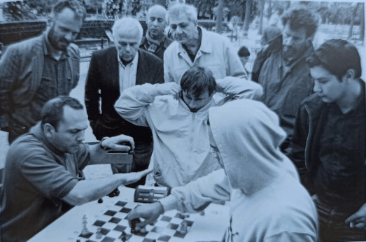 Fradgi Krief jouant aux échecs dans les jardins du Luxembourg Fradgi Krief jouant aux échecs dans les jardins du Luxembourg