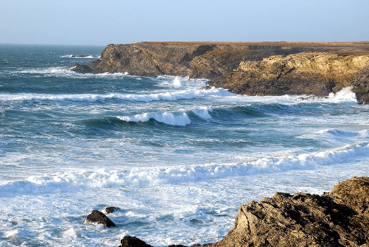 Falaise avec des vagues Falaise avec des vagues