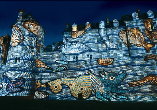 Muraille du Mans avec un spectacle de lumière lors de la nuit des chimères Muraille du Mans avec un spectacle de lumière lors de la nuit des chimères