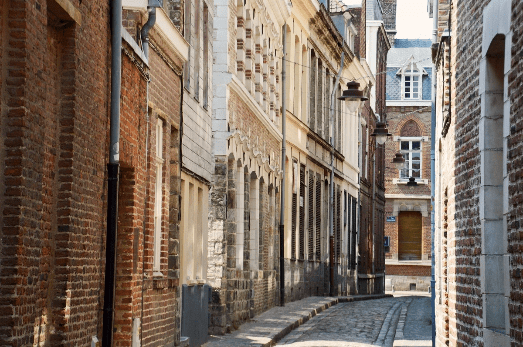 Rue dans le vieux Lille avec des maisons en briques rouge Rue dans le vieux Lille avec des maisons en briques rouge