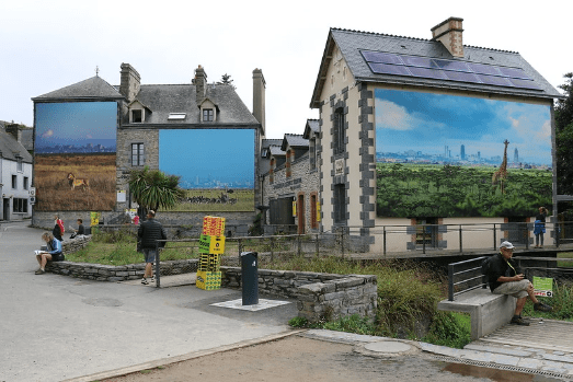 Ville Gacily avec des peinture sur les faça de des maisons Ville Gacily avec des peinture sur les faça de des maisons