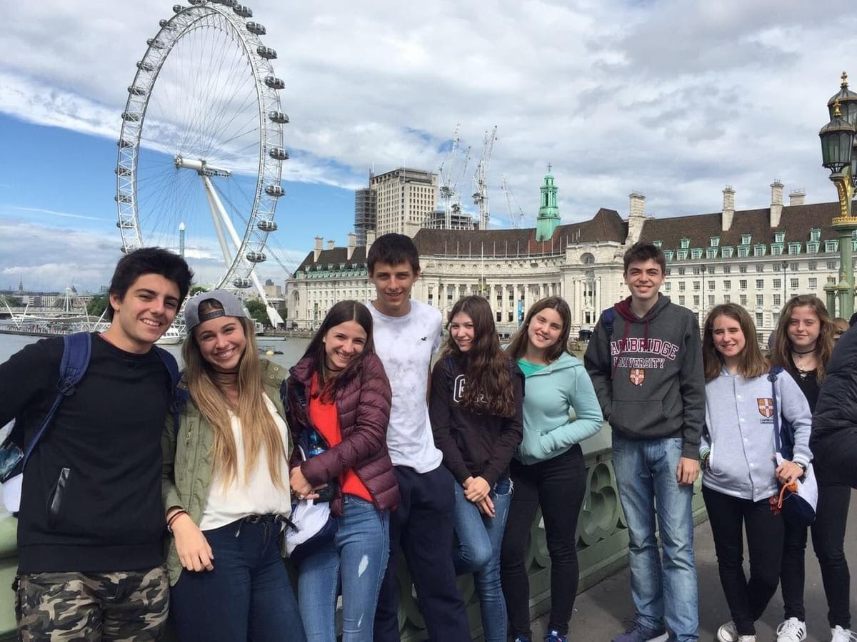 Camino al Calabozo de Londres (London Dungeon) sobre el puente de Westminster Camino al Calabozo de Londres (London Dungeon) sobre el puente de Westminster
