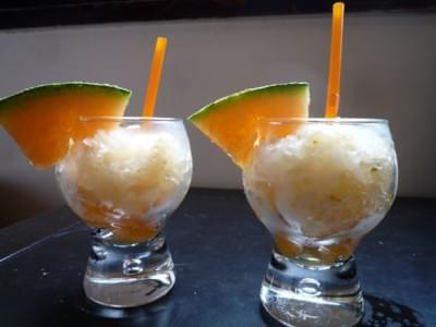 Granité de Pilsner Urquell sur son nid de melon Granité de Pilsner Urquell sur son nid de melon