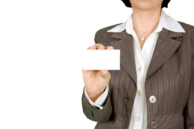 Femme tenant une carte de visite Femme tenant une carte de visite