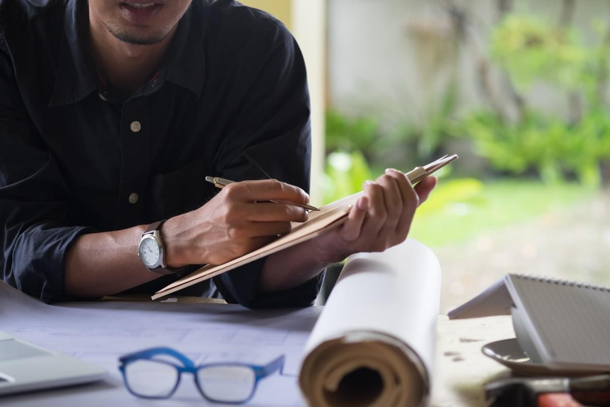 Homme faisant le point avec une liste Homme faisant le point avec une liste
