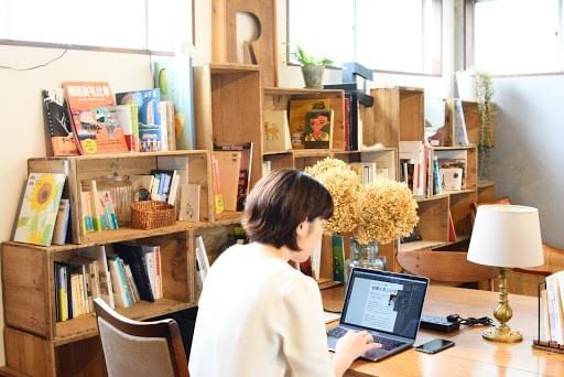 「本屋の二階」で仕事をするひと # デザイナー 伊従史子 仕事風景1 「本屋の二階」で仕事をするひと # デザイナー 伊従史子 仕事風景1