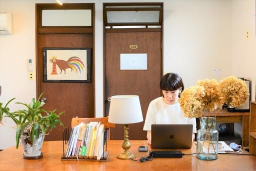 「本屋の二階」で仕事をするひと # デザイナー 伊従史子 仕事風景2 「本屋の二階」で仕事をするひと # デザイナー 伊従史子 仕事風景2