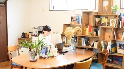 「本屋の二階」で仕事をするひと_デザイナー伊従史子01 「本屋の二階」で仕事をするひと_デザイナー伊従史子01