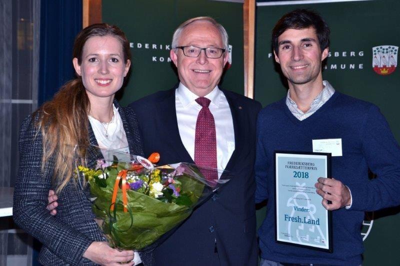 Mathilde Jakobsen (tv), Borgmester Jørgen Glenthøj (mf) og Filipe Leal (th) til prisoverrækkelsen på Frederiksberg Rådhus. Mathilde Jakobsen (tv), Borgmester Jørgen Glenthøj (mf) og Filipe Leal (th) til prisoverrækkelsen på Frederiksberg Rådhus.